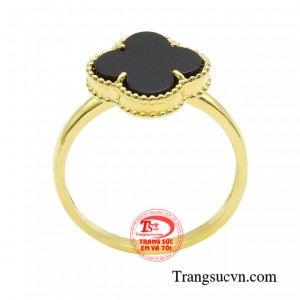 Chiếc nhẫn nữ là món phụ kiện trang sức cho phép phụ nữ thể hiện cá tính của bản thân mình một cách tự do. 