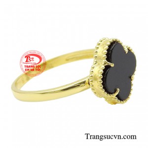 Nếu nàng vẫn đang băn khoăn không biết bắt đầu từ đâu, hãy thử khám phá chiếc nhẫn nữ thời thượng, tuy nhỏ bé nhưng đầy sức mạnh, giúp nàng tự tin và tỏa sáng phong cách độc bản.