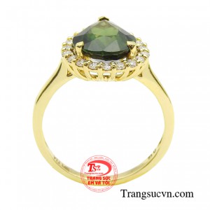 Một chiếc nhẫn được đính đá lấp lánh tinh xảo khiến diện mạo nàng thêm duyên dáng, tỏa ra sức cuốn hút tuy hờ hững mà đắm say từ mọi góc nhìn.