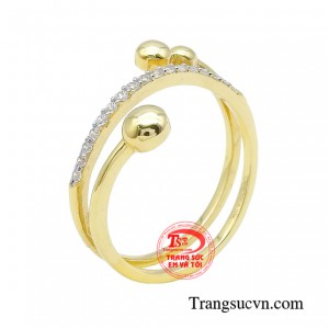 Nhẫn nữ vàng tây thanh lịch tạo nên vẻ ngoài dịu dàng, nữ tính nhưng cũng có thể trở nên quyến rũ và táo bạo hiện đại.