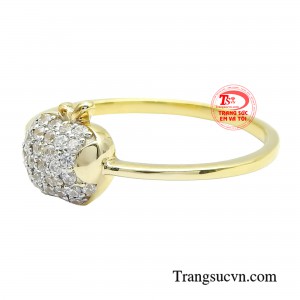 Đặc biệt, do được chế tác từ chất liệu vàng 14K kết hợp với đá Cz lấp lánh nên nàng sẽ luôn tỏa sáng duyên dáng và nhận được sự chú ý trong mắt người đối điện. 