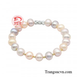 Chuỗi tay ngọc trai quyền quý là cảm nhận khác biệt của sự tĩnh lặng nhưng đằm thắm, trang trọng lịch sự đến bất ngờ của phái đẹp, làm nổi bật nét đẹp nữ tính.
