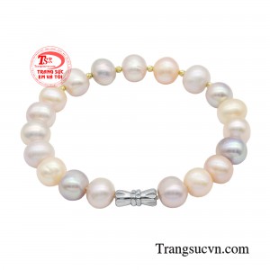 Viên ngọc sáng long lanh là biểu tượng của sự sung túc, đẳng cấp và thanh cao, khiêm tốn ẩn nét dịu dàng là điều mà trang sức ngọc trai khiến nàng nổi bất hơn bất cứ ai.