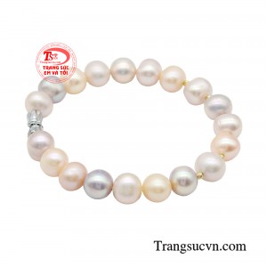 Trang sức ngọc trai sẽ giúp bạn toả sáng nổi bật giữa muôn vàn sắc màu của ánh đèn vũ hội.