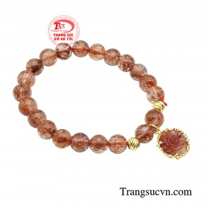 Năng lượng trong bao thể thạch anh tóc đỏ chống lại các năng lượng tiêu cực từ môi trường, xua đi sự xui xẻo mang đến may mắn cho chủ nhân.