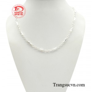 Dây chuyền bạc ấn tượng cho bé là lá bùa hộ mệnh sức khỏe, được coi là vật chắn gió ngăn chặn bệnh tật.