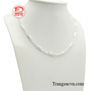 Với thiết kế vô cùng năng động cá tính, đẹp mắt và đặc biệt không vướng víu khi bé mặc quần áo và có thể giúp bảo vệ bé những lúc cảm cúm ốm vặt.