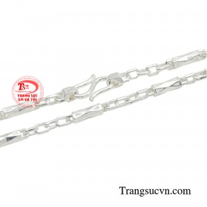 Vậy nên không có gì đáng yêu và tuyệt vời hơn khi các bé đeo những sợi dây chuyền được ba mẹ đặt trọn tình yêu thương cũng như sự quan tâm chăm sóc.