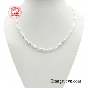 Dây chuyền bạc cho bé sáng tạo được chế tác từ bạc ta có độ tinh khiết lên tới 92.5%.