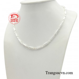 Đường nét mượt mà họa tiết tinh xảo tạo cho bé cảm giác thoải mái khi đeo. 