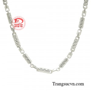 Đơn giản nhưng không kém phần thu hút, dây chuyền bạc sẽ là một phụ kiện trang sức tuyệt vời để thể hiện cá tính riêng của bé.