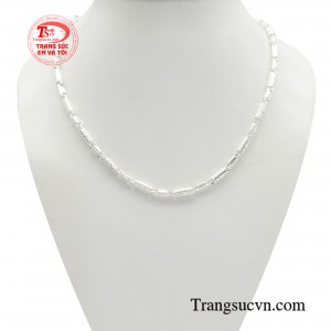 Dây chuyền bạc cho bé tự tin với kiểu dáng cá tính hợp với mọi đội tuổi.