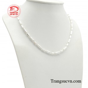 Từ xưa đến nay, bạc luôn được coi là một trong những kim loại quý có tác dụng tránh gió, tránh tà và cực tốt cho sức khỏe của người đeo. 