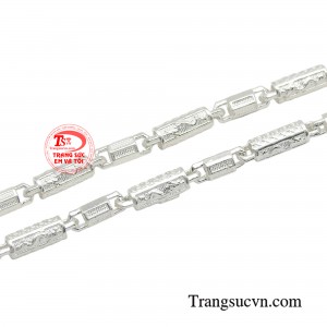 Bởi vậy ba mẹ thường lựa chọn dây chuyền bạc làm quà tặng ý nghĩa cho các bé.