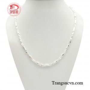 Dây chuyền bạc đẳng cấp phóng khoáng không chỉ toát lên vẻ sang trọng mà còn mang lại sự may mắn cho người đeo.