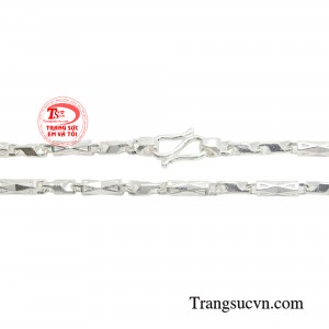 Dây chuyền bạc đẳng cấp phóng khoáng là sản phẩm trang sức phụ kiện giúp nam giới tạo nên cá tính, đẳng cấp và sự tự tin.
