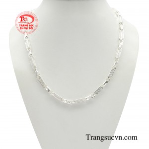 Dây chuyền bạc đẳng cấp thành công mang đến cho cánh mày râu vẻ ngoài nam tính, mạnh mẽ điểm nhấn phong cách.