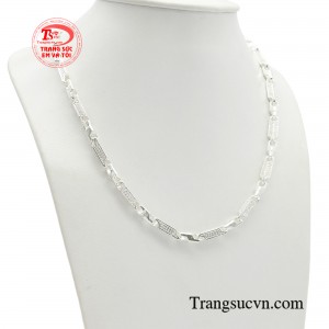 Dây chuyền bạc là lựa chọn hàng đầu của các anh do vẻ đẹp vô cùng tinh xảo mang đến phong cách khỏe khoắn và nam tính. 