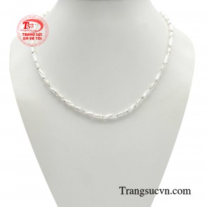 Dây chuyền bạc phá cách cho bé được trang trí bằng những điểm nhấn bằng bạc khối cực kỳ bắt mắt.