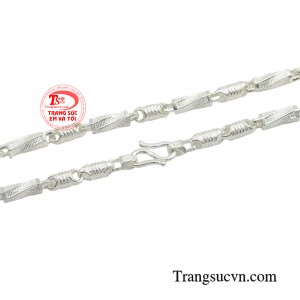 Đặc biệt là với những bé sinh non, thiếu cân, sức đề kháng kém, dây chuyền bạc đóng vai trò như một “lá bùa hộ mệnh” để mẹ có thể yên tâm về sức khỏe của bé.