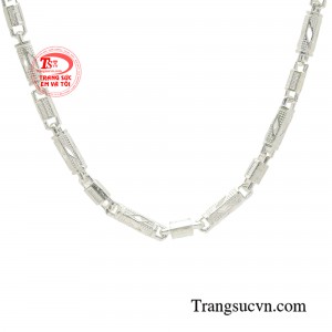 Việc đeo dây chuyền bạc giúp bé ngủ ngon và mang lại tâm trạng thoải mái, vui vẻ. 