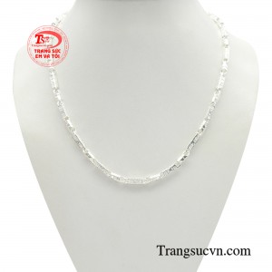 Dây chuyền bạc phóng khoáng đẳng cấp được chế tác từ chất liệu bạc 925 tạo nên độ bền, rắn chắc và sáng bóng cho sản phẩm.
