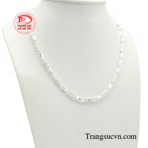 Với thiết kế độc đáo dây chuyền bạc nam còn là phụ kiện thời trang giúp bạn tự tin, ấn tượng hơn trong các buổi gặp gỡ và tạo điểm nhấn cho bộ trang phục. 