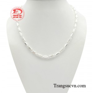 Dây chuyền bạc phóng khoáng lịch lãm được thiết kế đơn giản nhưng sang trọng, mang lại vẻ nam tính và đẳng cấp. 