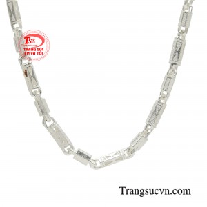 Thiết kế dây chuyền nhấn mạnh vào trong đường nét của thanh dây chuyền bạc nam được vát cạnh theo đường hình thoi tạo nên sự khác biệt với những thiết kế truyền thống. 