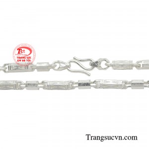 Với sản phẩm dây chuyền bạc nam này khi được đeo trên cổ của phái nam tạo nên độ sáng và nổi bật, thể hiện được phong độ và bản lĩnh của phái mạnh.
