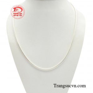 Dây chuyền bạc phong thái thời thượng giúp nam giới tạo điểm nhấn cho phong cách, đáp ứng yếu tố lịch sự nhưng vẫn thu hút và tinh tế. 