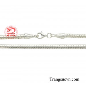 Với những ai yêu thích vẻ đơn giản thì mẫu dây chuyền trơn luôn là sự lựa chọn tốt nhất. 