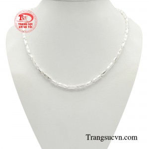 Dây chuyền bạc trẻ em phong mang dấu ấn của riêng bé.