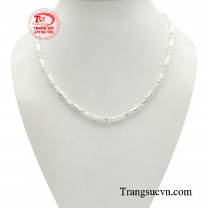 Dây chuyền bạc trẻ em sáng tạo là một mẫu trang sức đặc biệt và ý nghĩa dành cho các bé trai. 