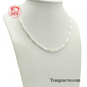 Thiết kế của dây gồm các đốt bạc tinh tế móc lại với nhau. 