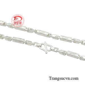 Mẫu dây chuyền này không chỉ là một món trang sức thời trang mà còn tôn lên sự mạnh mẽ và tinh thần của bé.