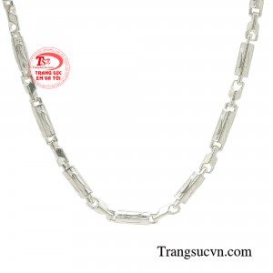 Bé yêu của bạn sẽ trông thật mạnh mẽ và tự tin khi đeo chiếc dây chuyền này trên người. 