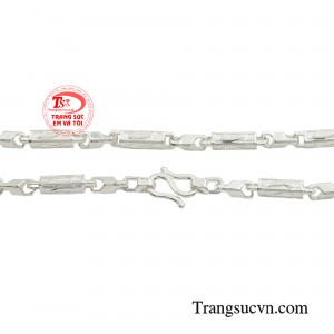 Dây chuyền bạc giúp bé tự tin khám phá thế giới xung quanh.