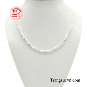 Dây chuyền bạc trẻ em tự tin không những chỉ là món trang sức đơn thuần mà còn như lá bùa hộ mệnh giúp bé gặp được những điều may mắn và mang lại nhiều sức khỏe. 