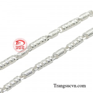 Bởi vậy mà việc sở hữu một chiếc dây chuyền bạc là vô cùng cần thiết đối với bé yêu của bạn.