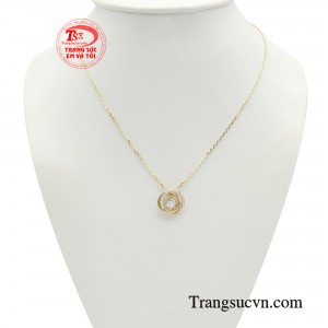 Dây chuyền liền mặt ánh hoàng quang giúp tô điểm nét nữ tính, thanh lịch của nàng.