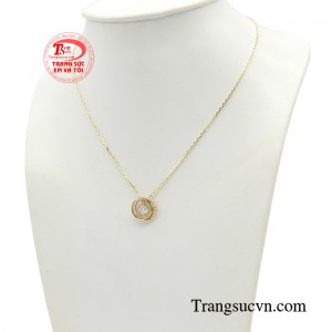 Sở hữu thiết kế gây ấn tượng với viên đá chủ được đính kết lạ mắt.