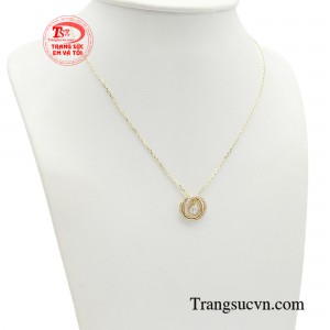 Chiếc dây chuyền là hiện thân của vẻ đẹp tinh tế nhưng cũng không kém phần quyến rũ và nổi bật của phái nữ.