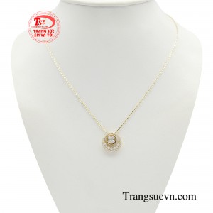 Dây chuyền liền mặt nữ tính là một trong các món trang sức không thể thiếu của các quý cô.