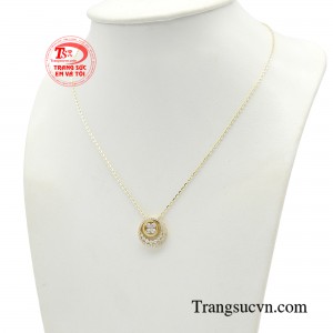 Chiếc dây chuyền hứa hẹn sẽ là điểm nhấn tôn vinh vẻ đẹp dịu dàng và nữ tính của bạn.