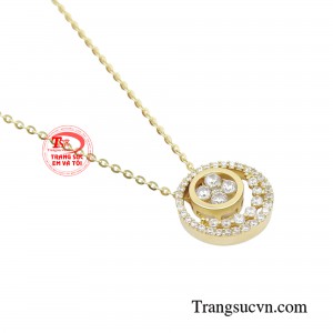 Không những vậy chiếc dây chuyền sẽ biến các nàng trở nên nổi bật bởi vẻ đẹp lạ mắt đầy cuốn hút mà nó mang lại.