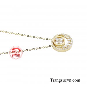 Mặt dây dáng tròn thanh lịch kết hợp cùng những viên đá tấm được đính kết liền kề giúp ánh sáng được phản chiếu liên tục tạo nên một vòng tròn lấp lánh.