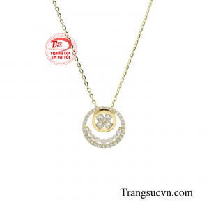 Chỉ với những đường nét lạ mắt này đã giúp món trang sức trở nên độc đáo, tinh tế, nâng tầm vẻ đẹp nữ tính của các nàng.