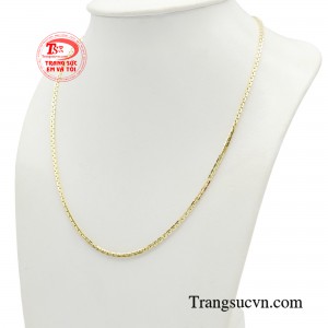 Với thiết kế mắt xích trơn mảnh, chiếc dây chuyền mang đến cho người sử dụng vẻ ngoài sang trọng và đáng tin cậy.