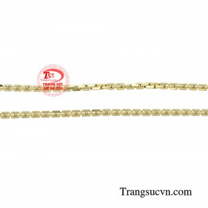 Một chiếc dây chuyền là bí quyết đơn giản nhất đem lại sự nâng cấp đáng kể cho một bộ trang phục thường ngày.